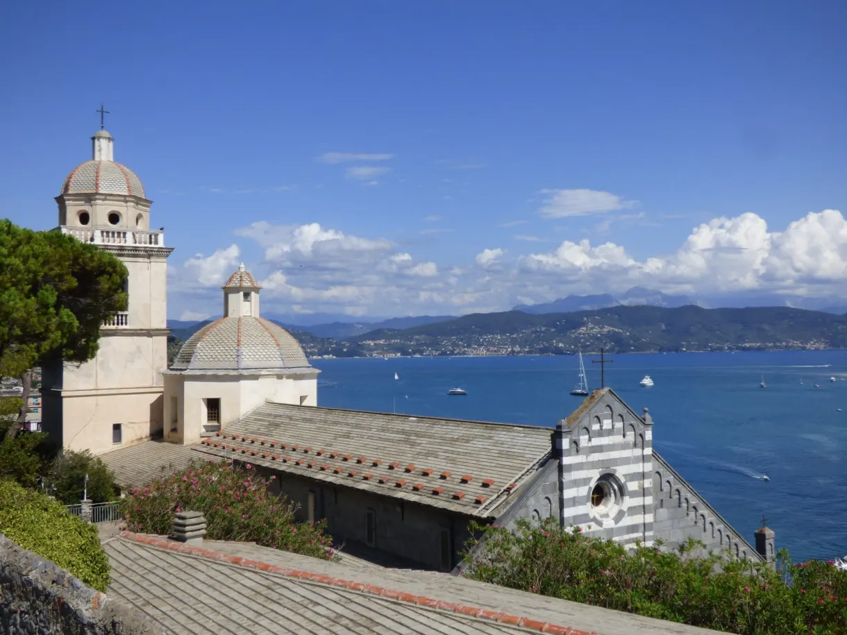 Église à bandes noires et blanches dominant la baie