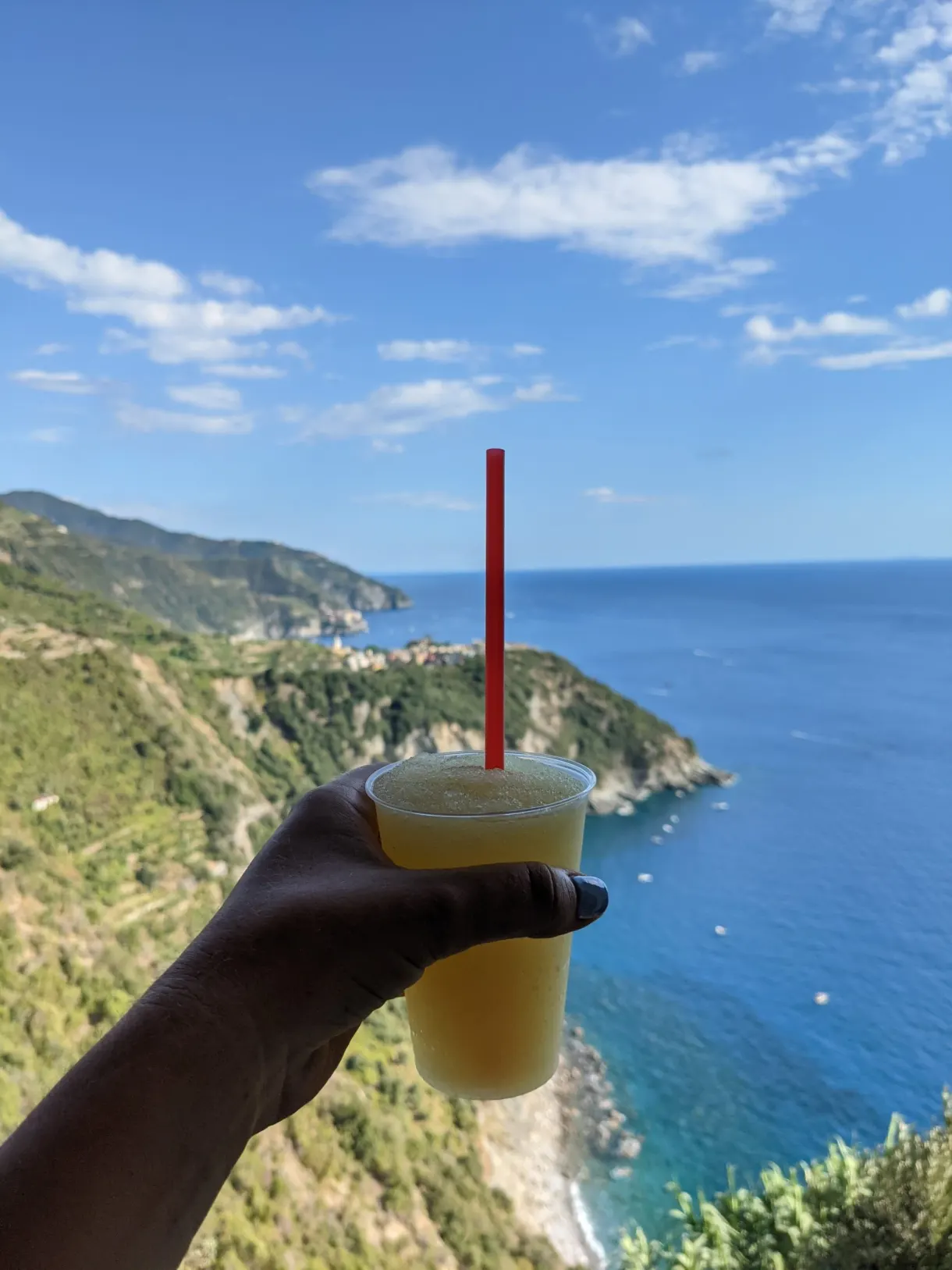 Jus d'orange à la paille tendu devant la côte escarpée