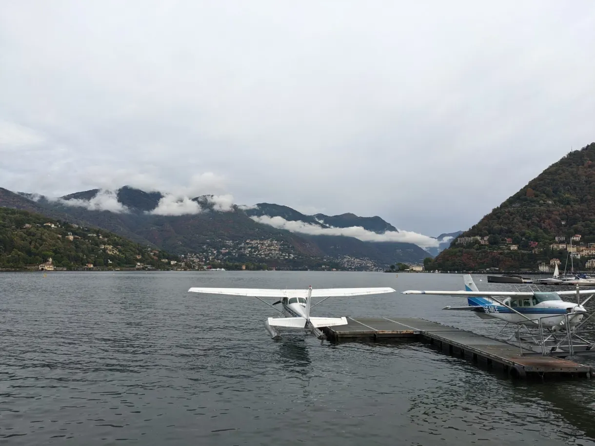 Hydravions amarrés au ponton sous un ciel couvert