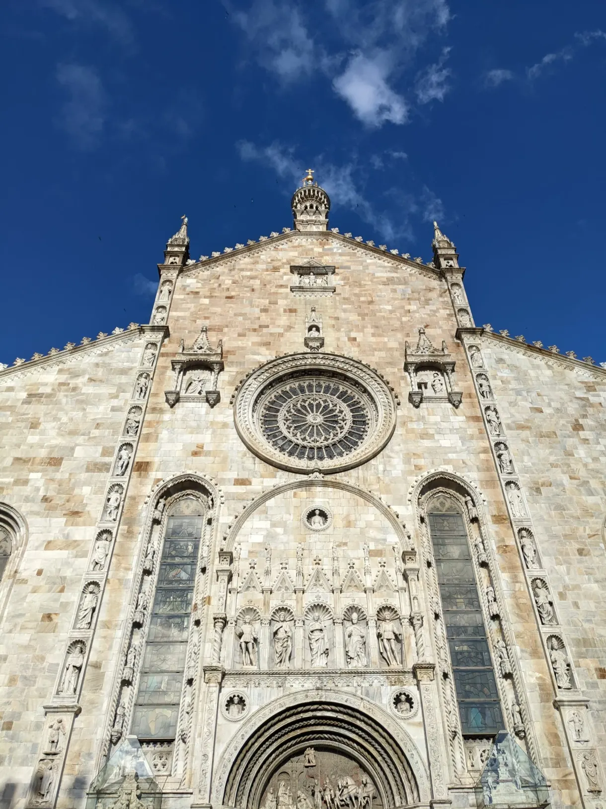 Façade de pierre claire et rosace de la cathédrale de Côme