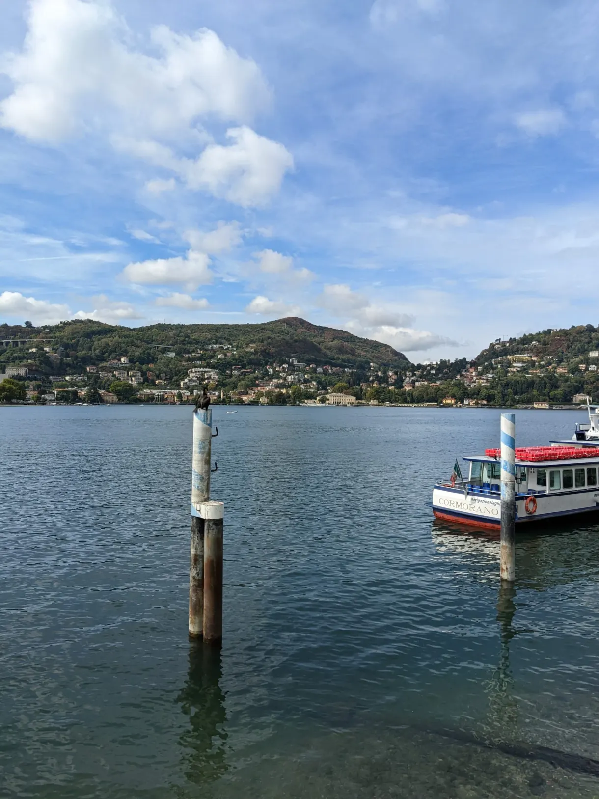 Bateau de ligne rouge et blanc glissant sur le lac