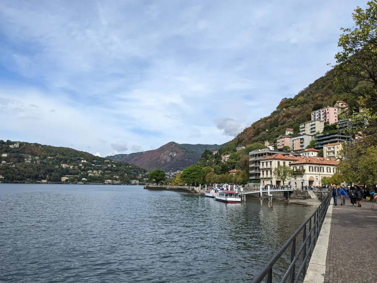 Promenade au bord de l'eau face au village accroché à la pente