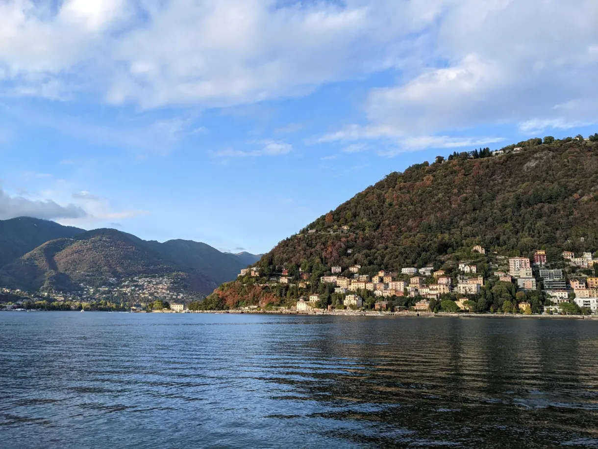 Rive boisée et collines se reflétant dans l'eau du lac