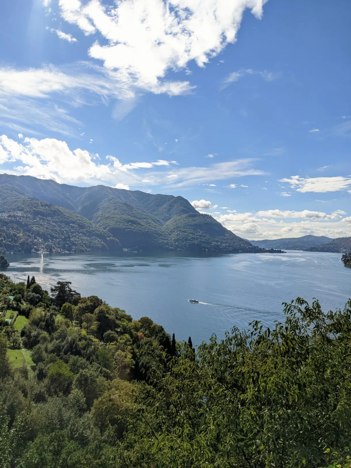 Panorama du lac encaissé entre les versants boisés