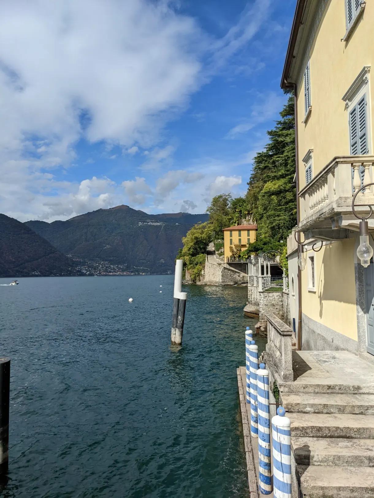 Quai étroit et façades jaunes au ras de l'eau à Nesso