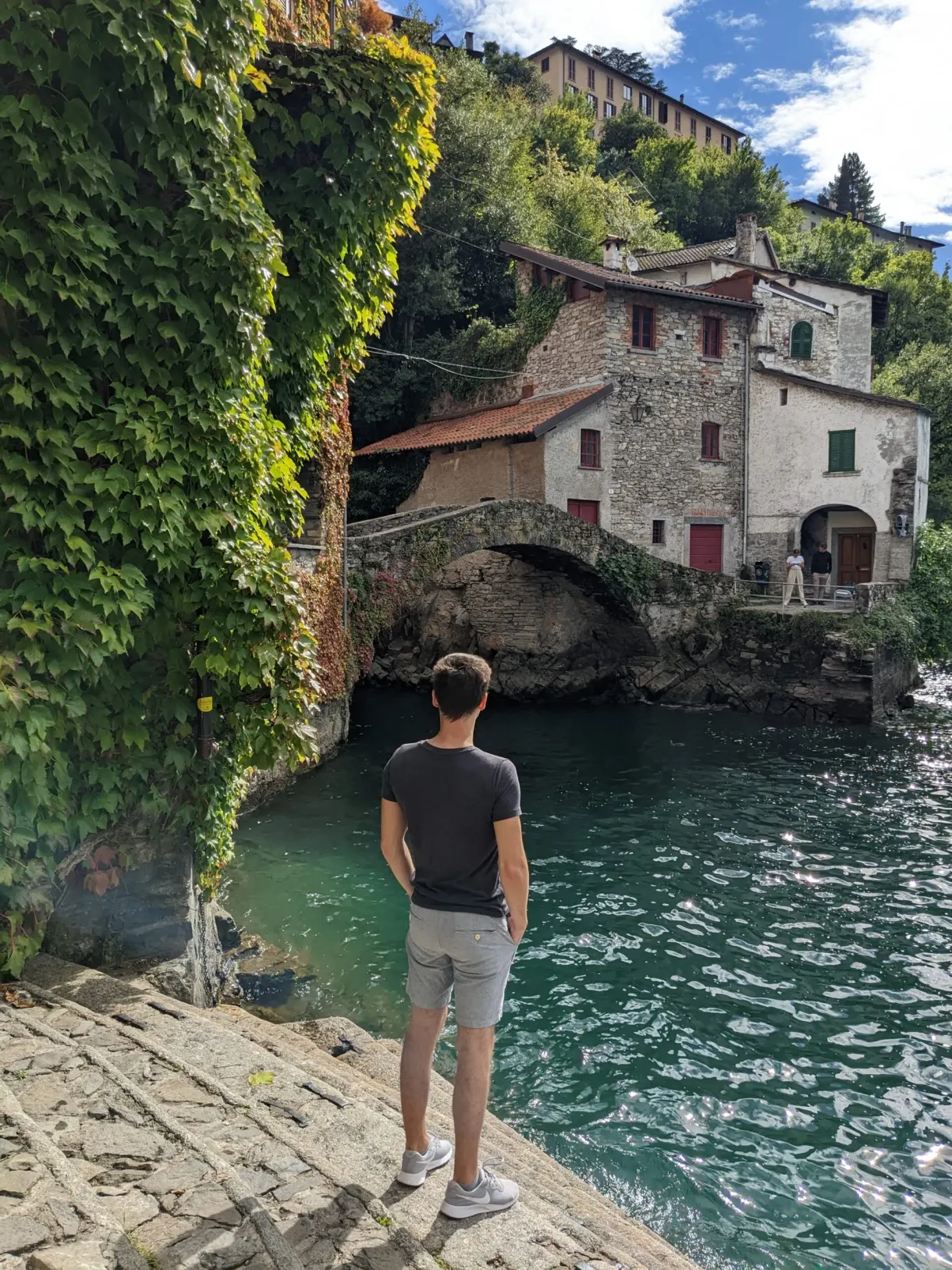 Voyageur sur la jetée devant les maisons couvertes de lierre