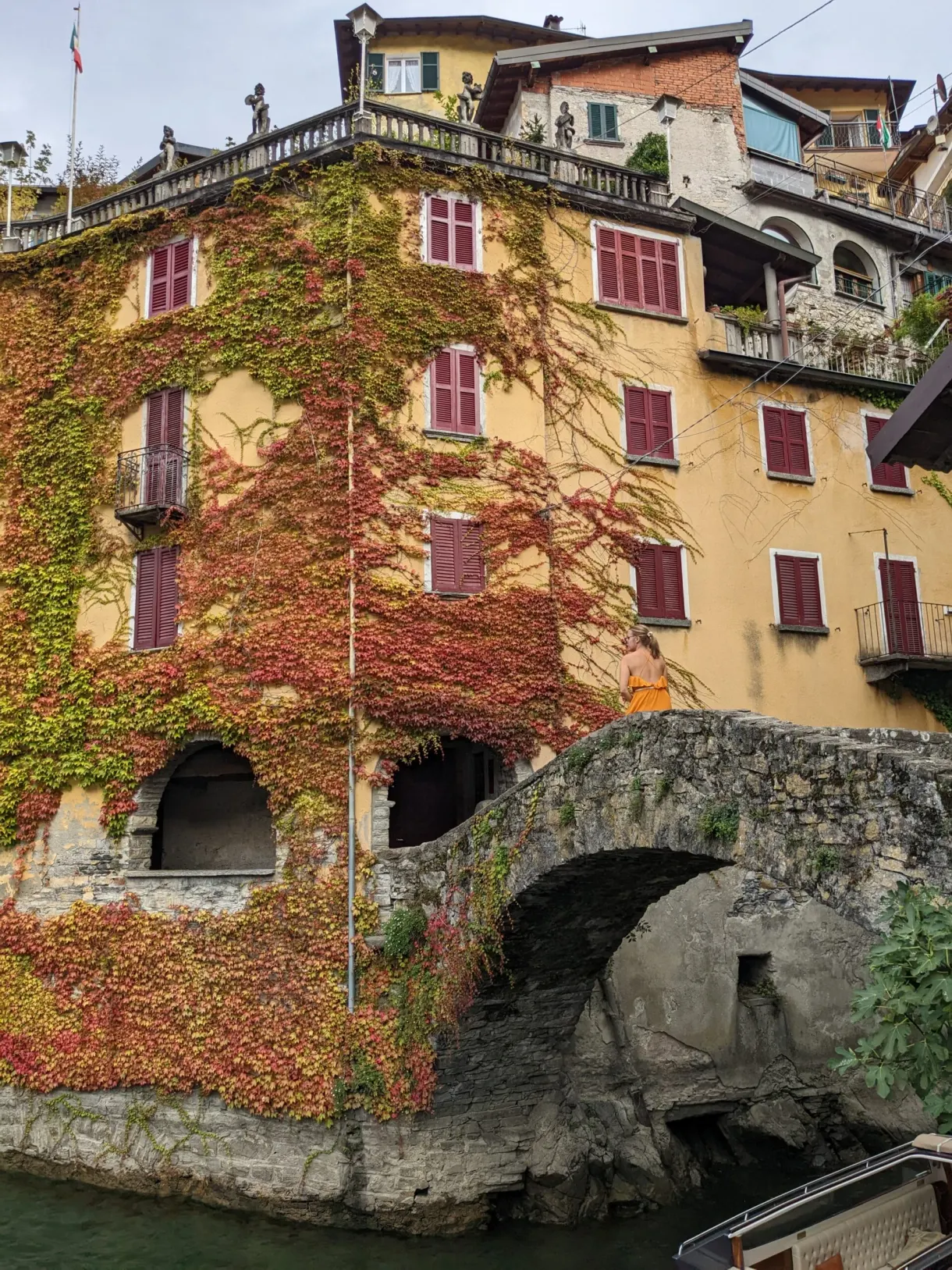 Façade tapissée de vigne vierge rouge au-dessus de l'eau