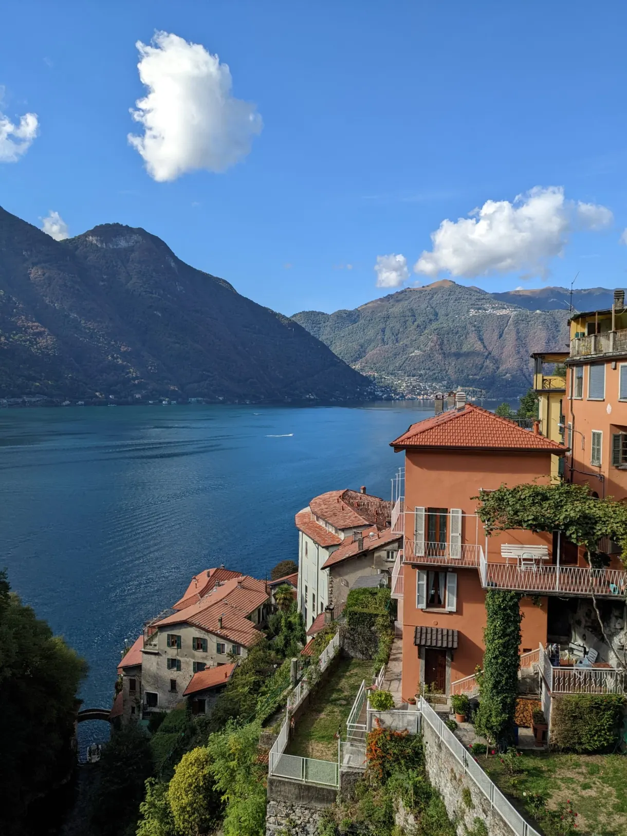 Toits du village et lac vus depuis les hauteurs