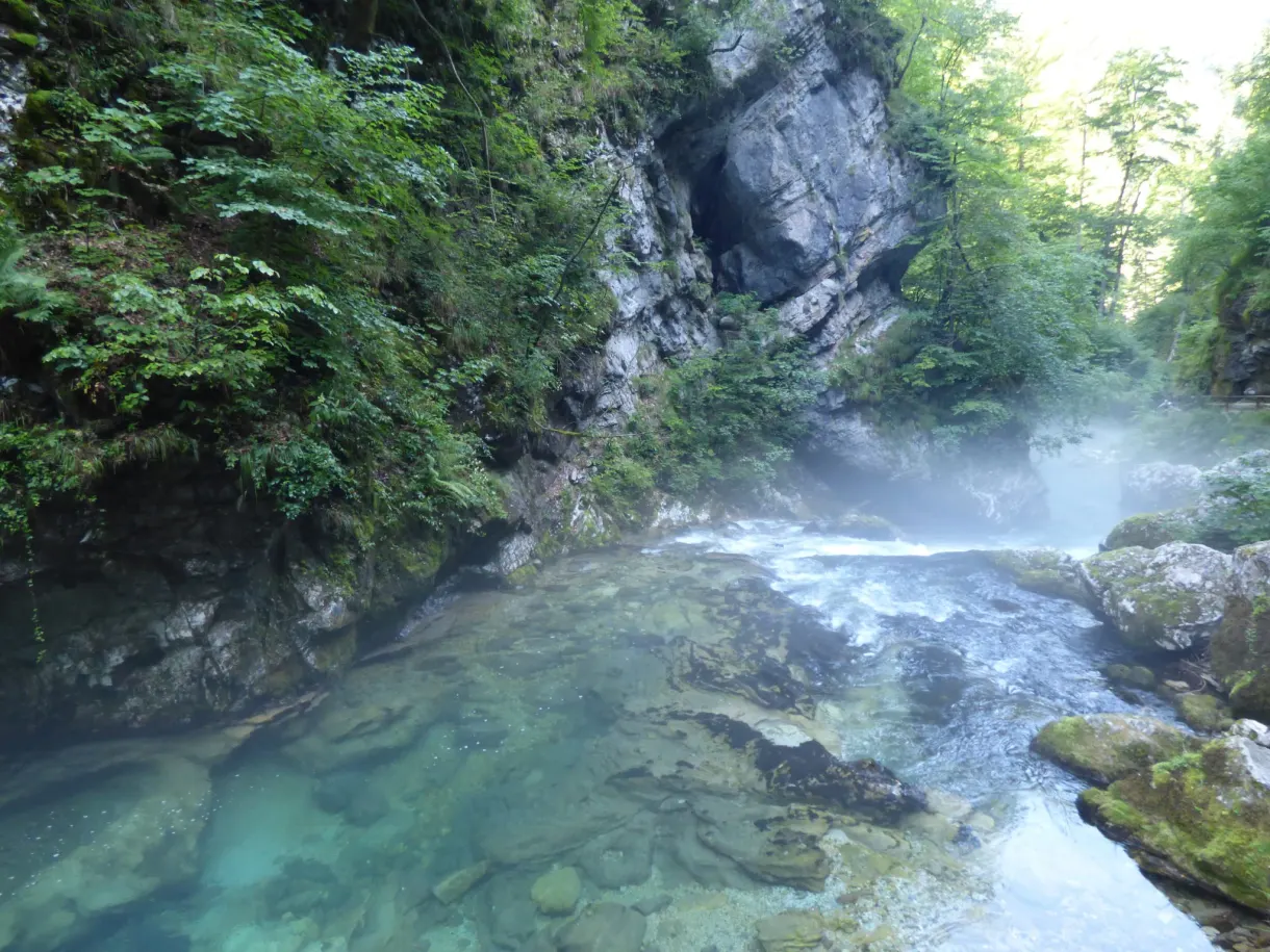 Eau turquoise bouillonnant entre les rochers de la gorge