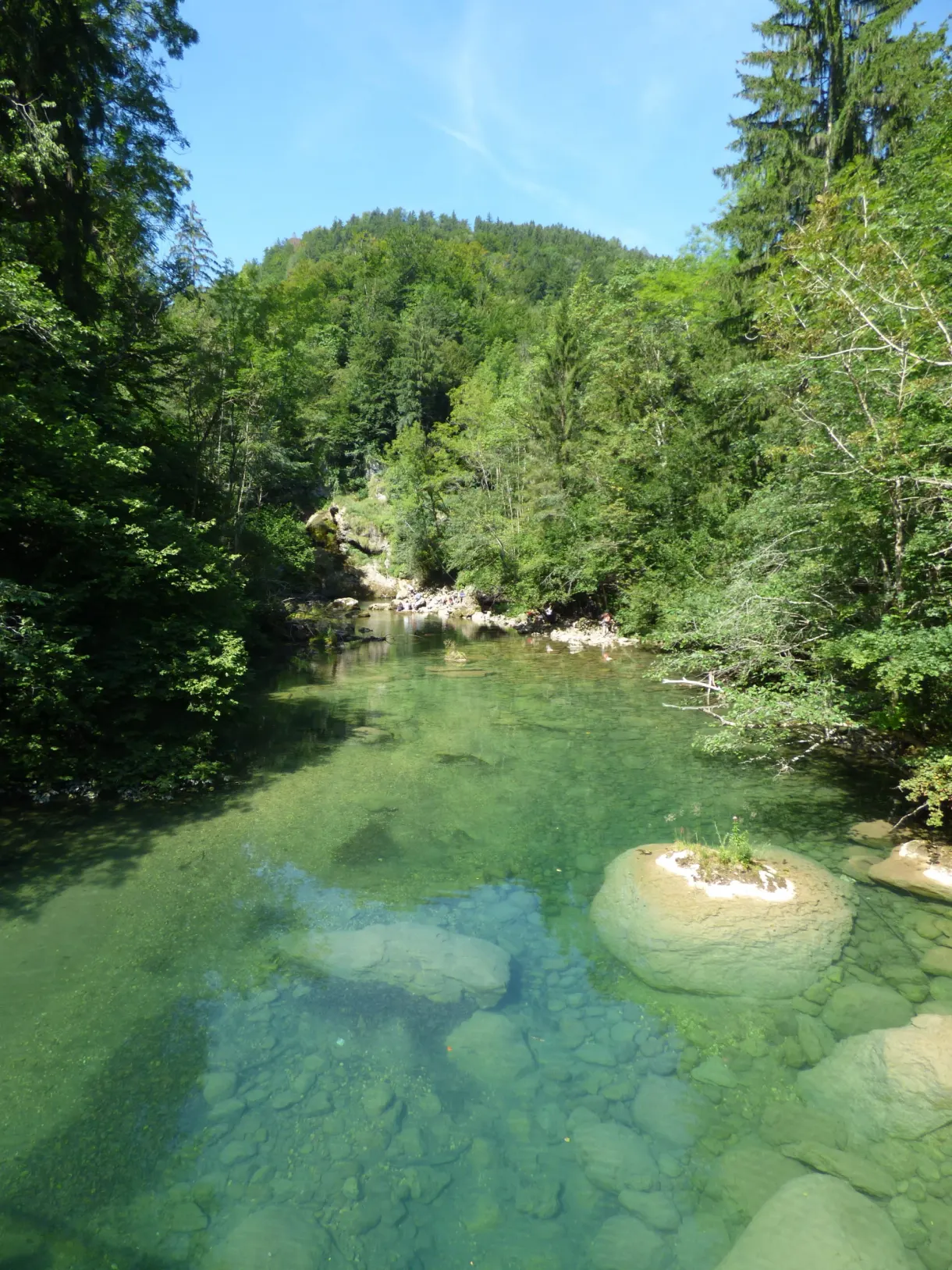 Rivière transparente sur son lit de pierres blondes