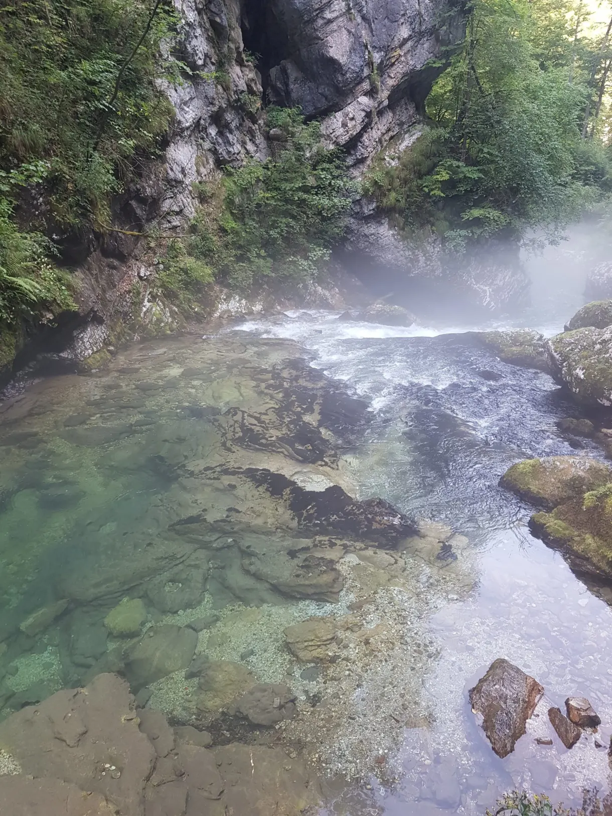 Eau limpide et écume courant sur les dalles de pierre