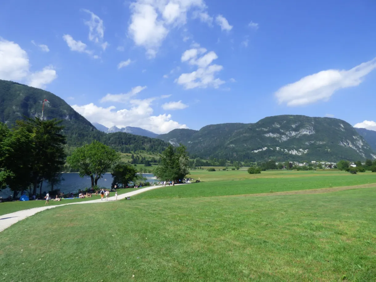 Grande pelouse descendant vers la rive du lac