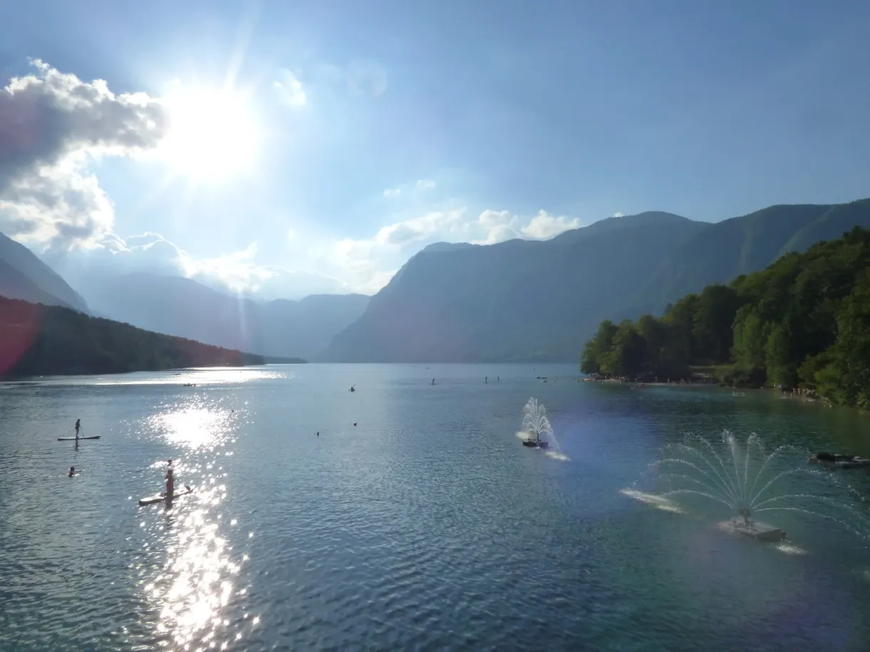 Paddle glissant sur le lac scintillant de soleil