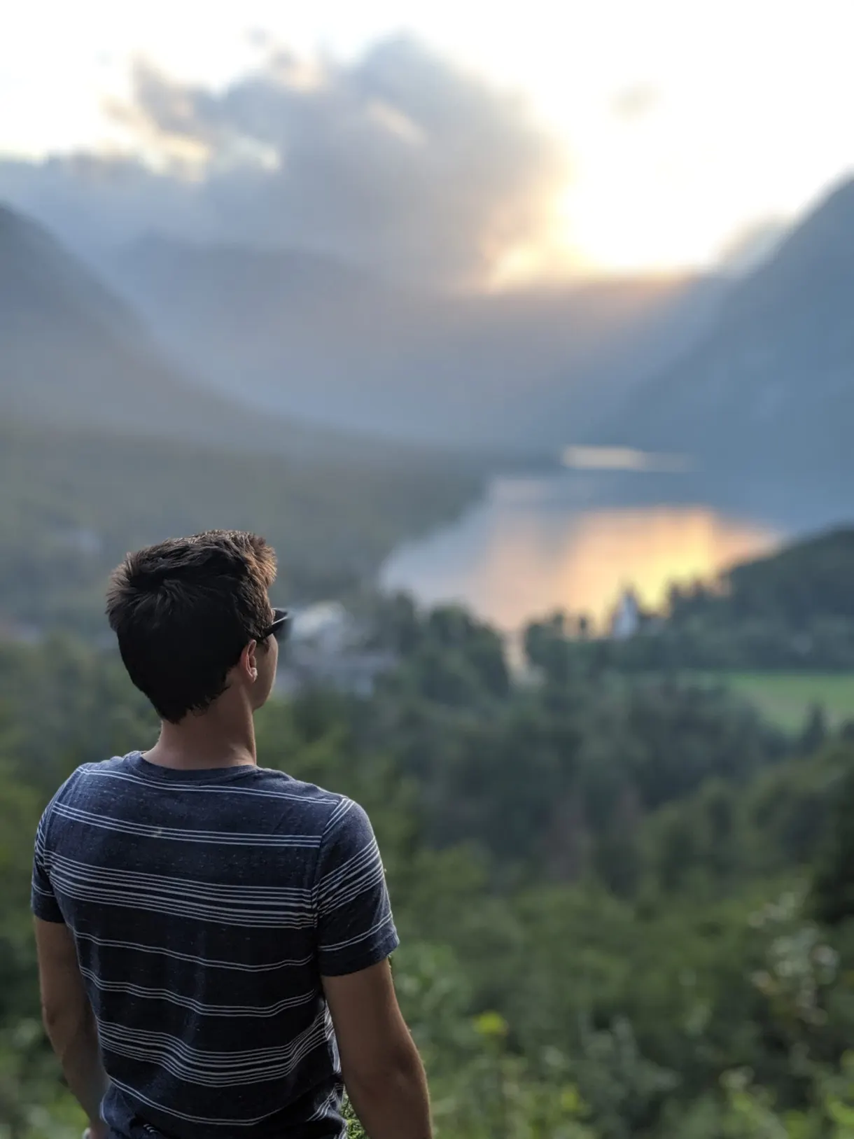 Voyageur de dos contemplant le lac depuis les hauteurs