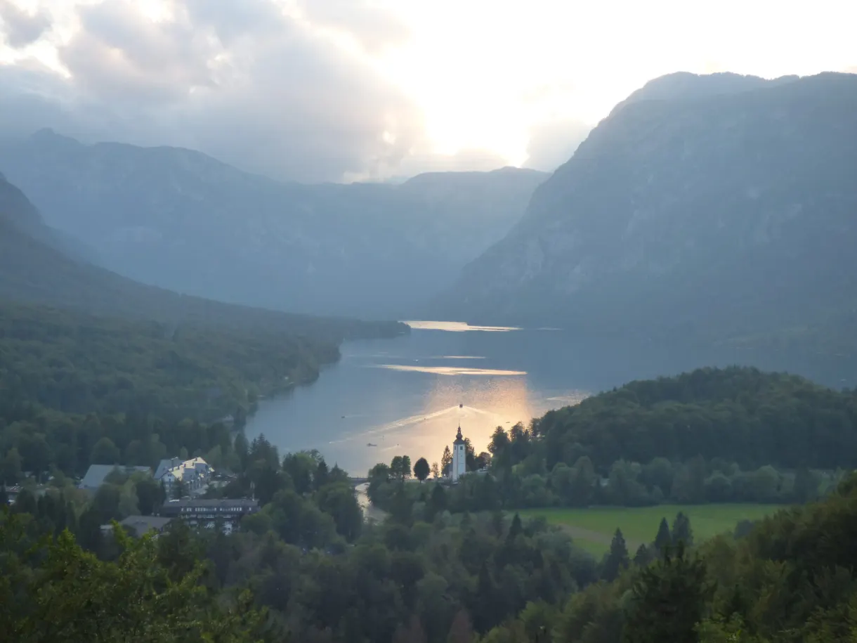 Vallée et lac ouverts sous les rayons du soleil