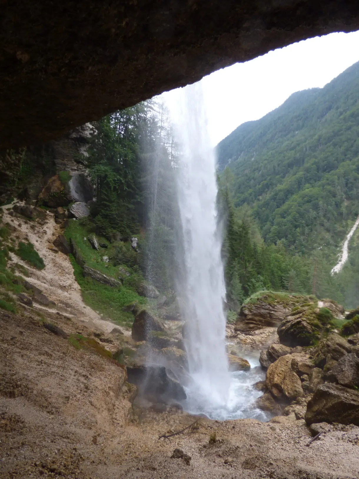 Cascade vue depuis la cavité creusée sous la roche