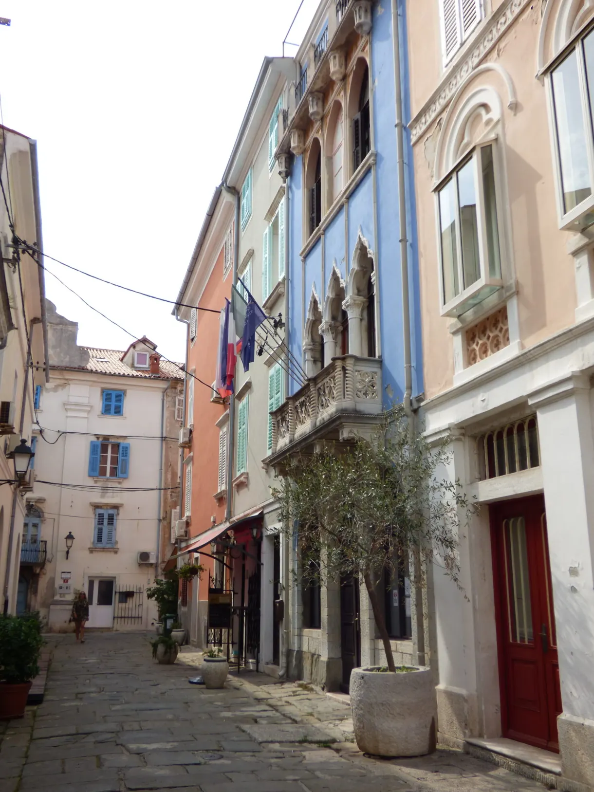 Narrow lane running alongside a palace with Venetian windows