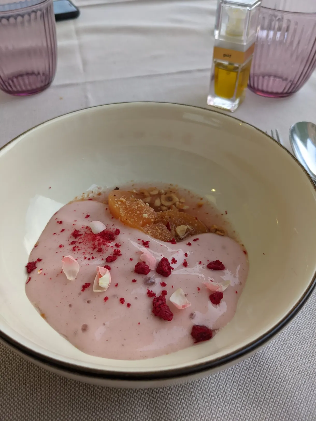 Pink raspberry cream with crunchy shards