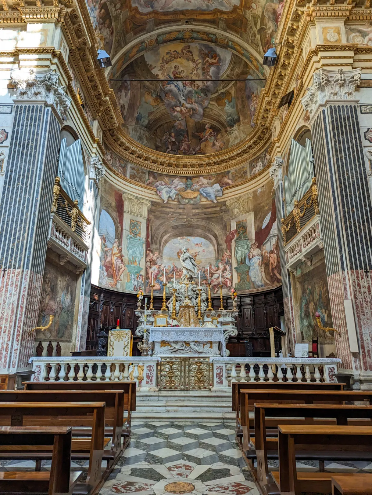 Baroque nave with a marble altar and a chequered floor