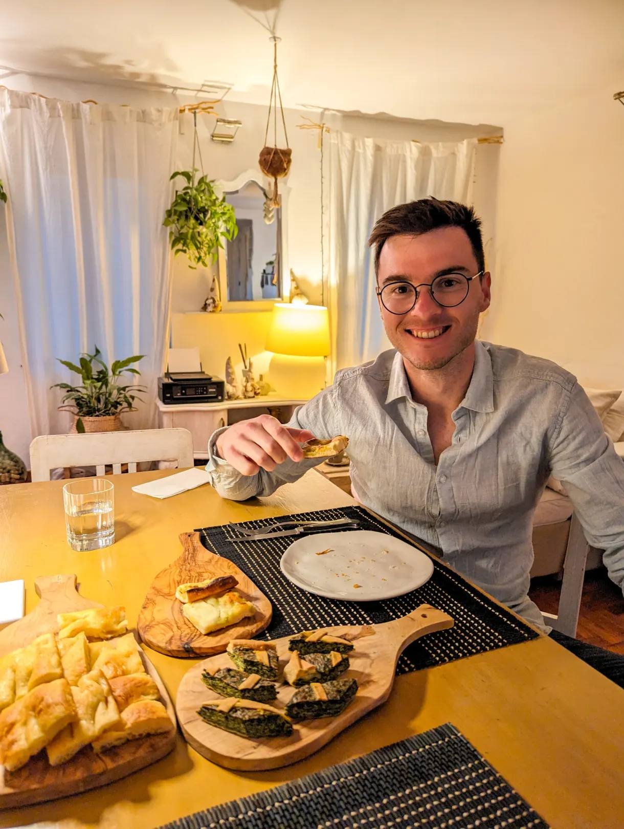 Man at the table with the focaccia and the dishes being prepared