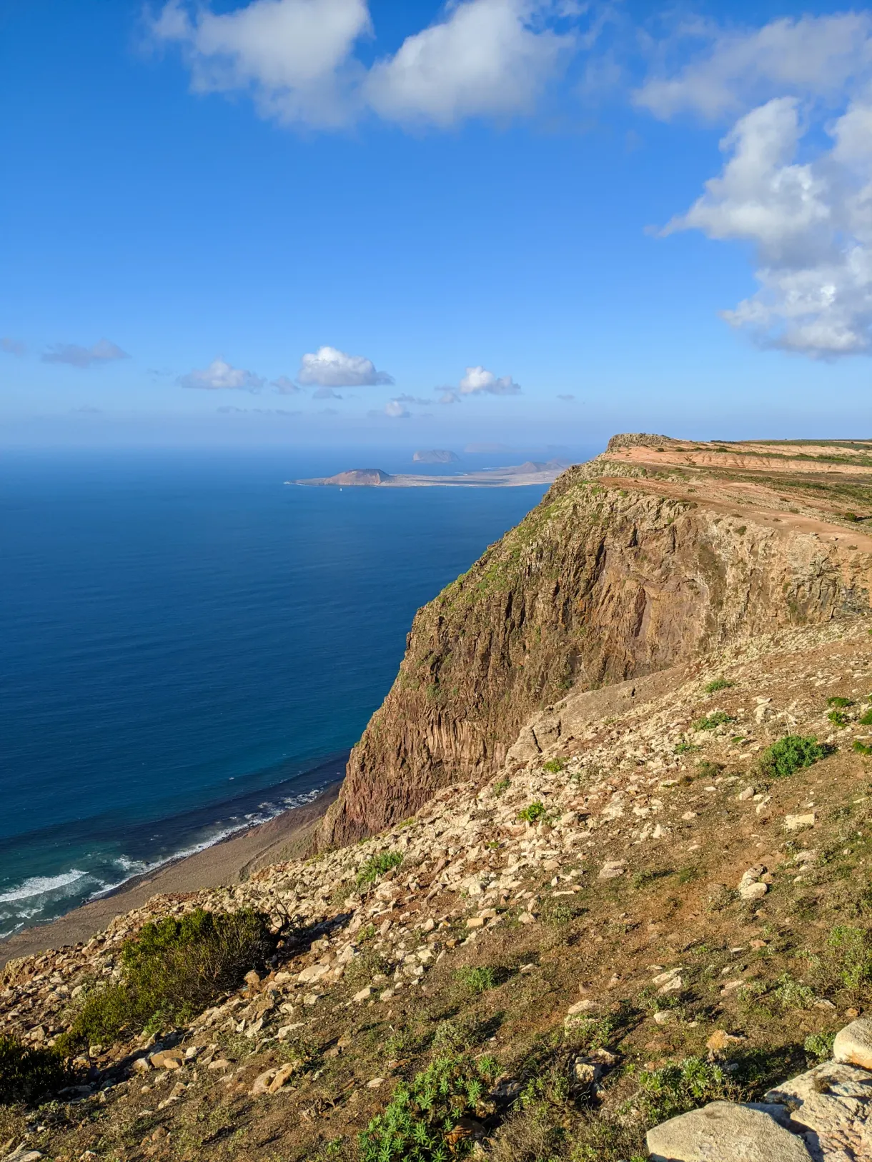 Falaise verdoyante plongeant dans l'océan au nord de Lanzarote