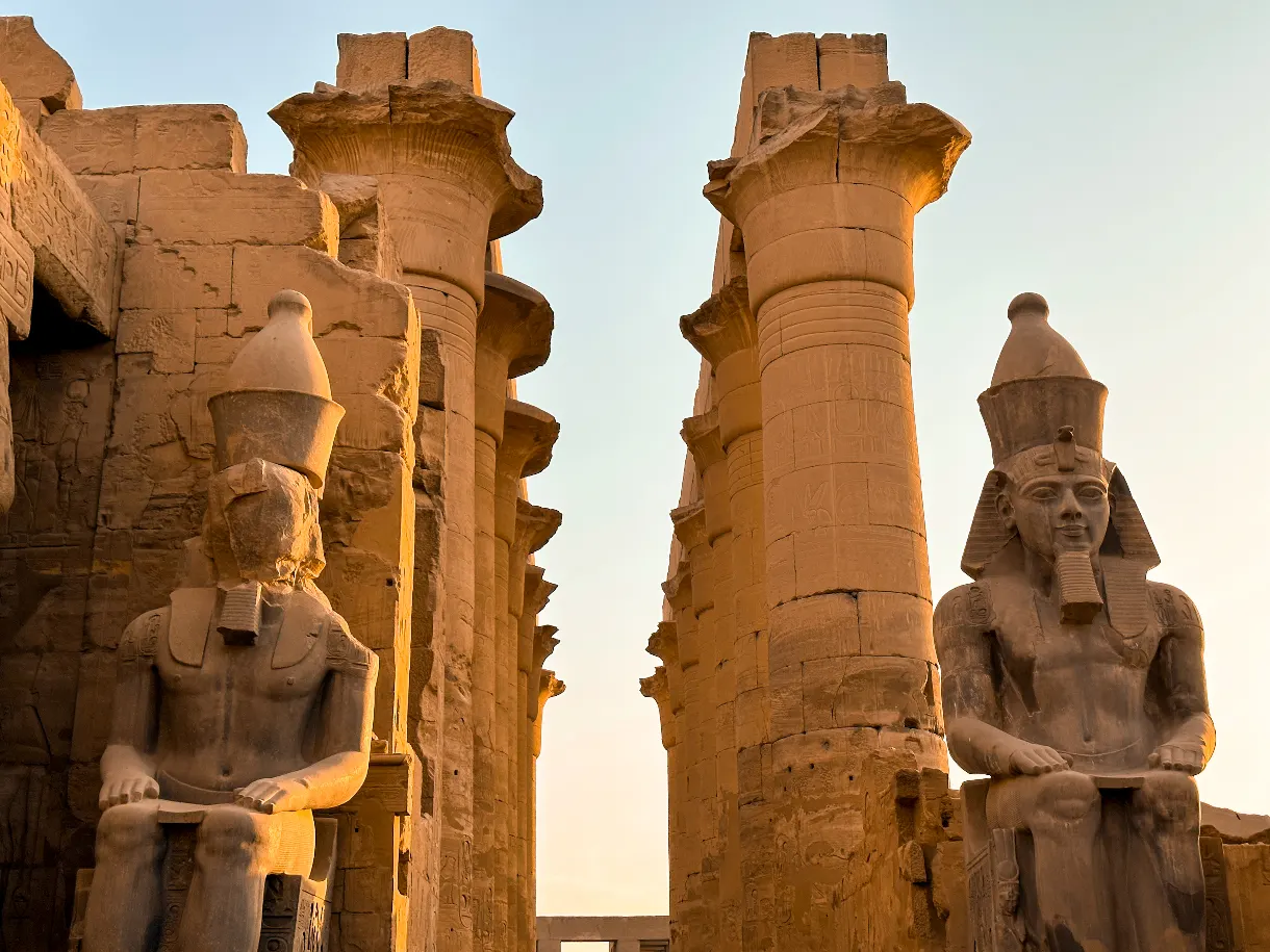 colonnes et statues égyptiennes en pierre alignées au temple de Louxor