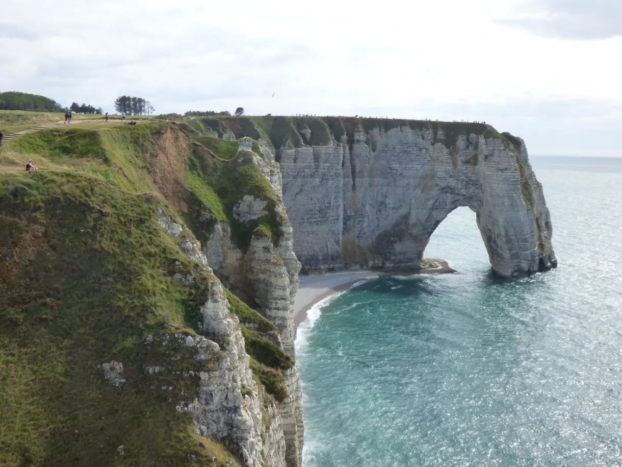 Porte d'Aval and its arch above the turquoise water