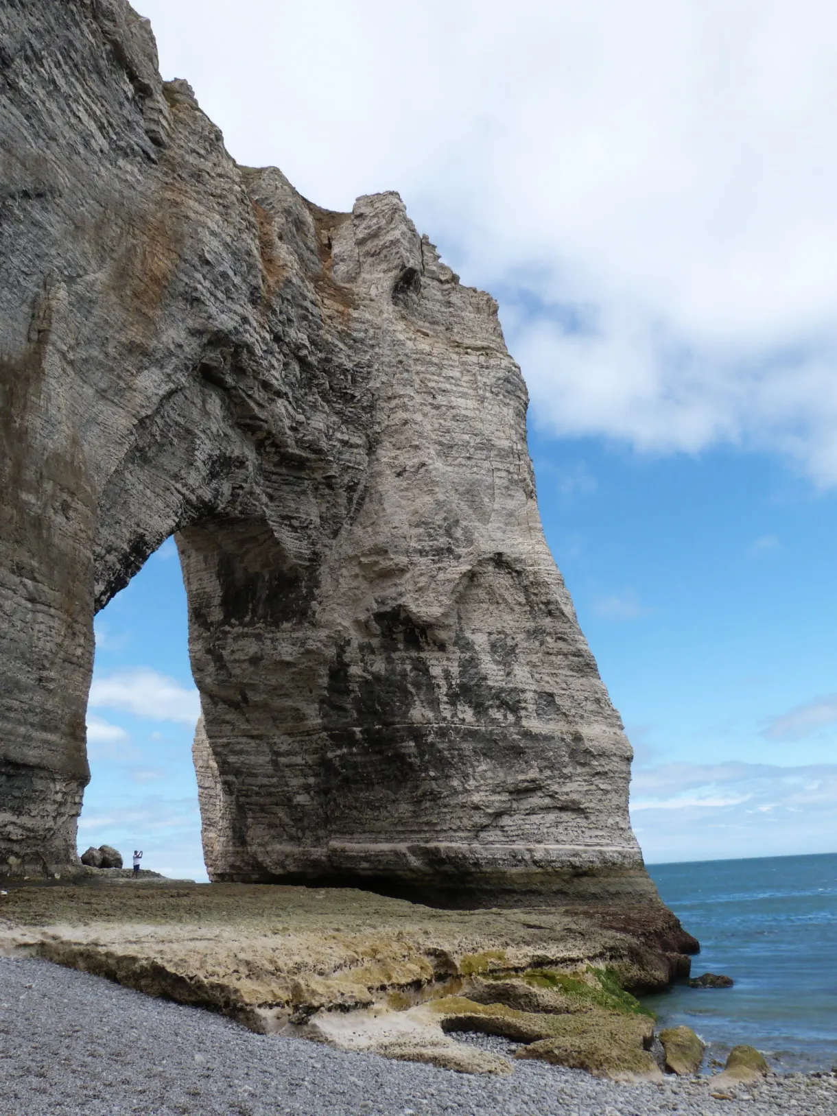 Arch of the Porte d'Aval seen from the beach at low tide