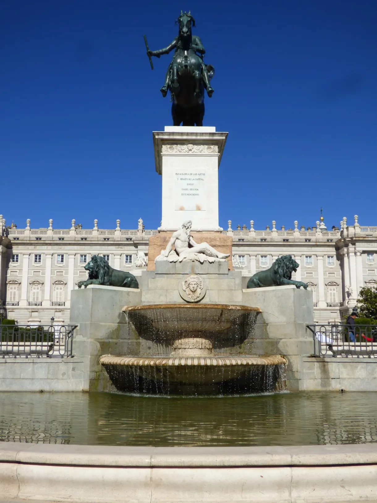 Lion fountain and equestrian statue in front of the palace