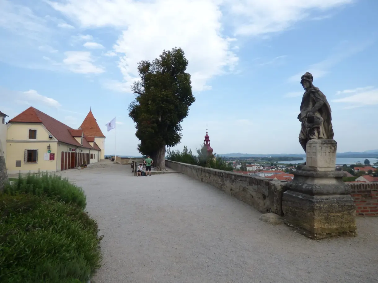Statue and gravel path on the castle terrace