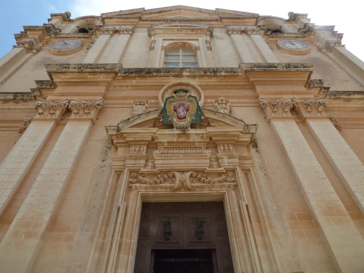 Pilastres et blason sculpté de la cathédrale vus d'en bas