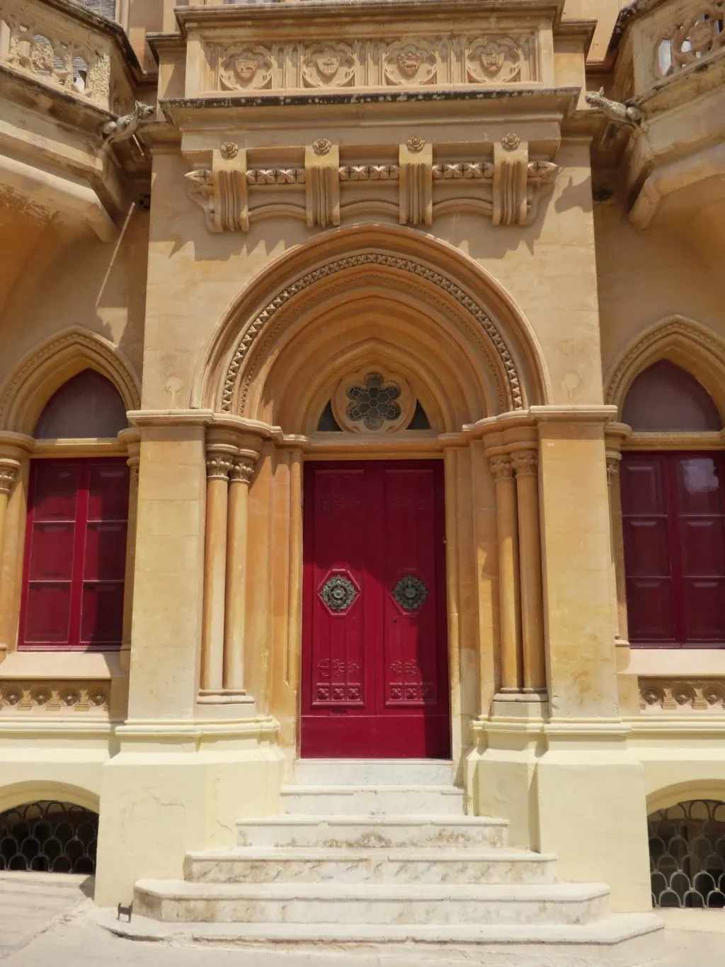 Portail sculpté et portes rouges d'un palais de Mdina
