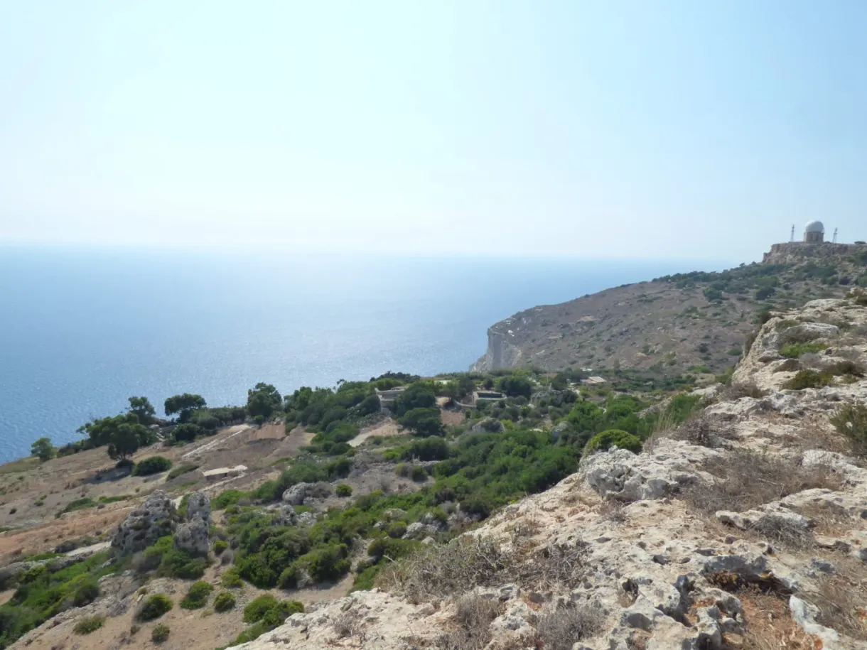 Falaises couvertes de garrigue plongeant dans la mer