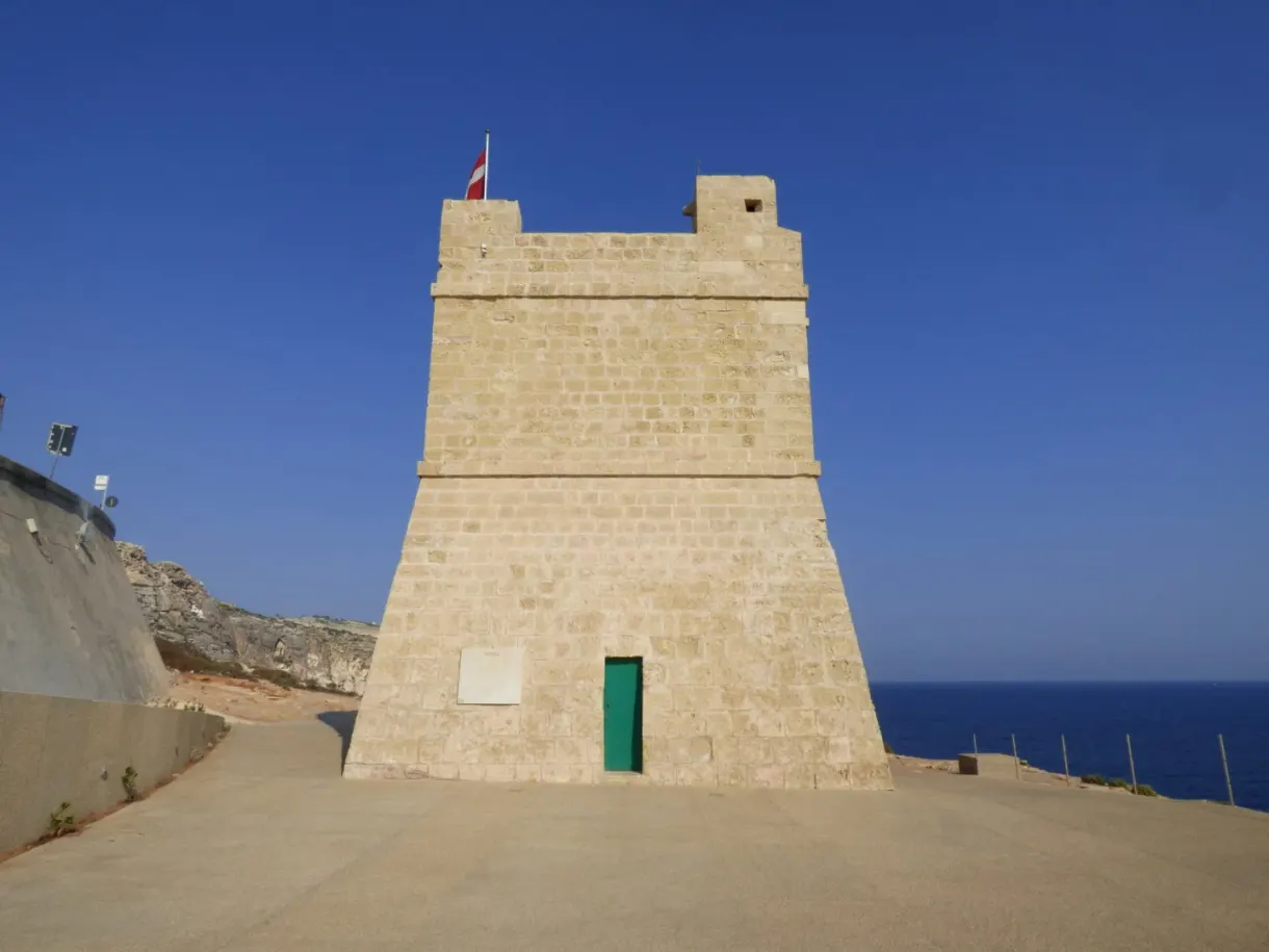 Tour de guet carrée en pierre au-dessus de la crique