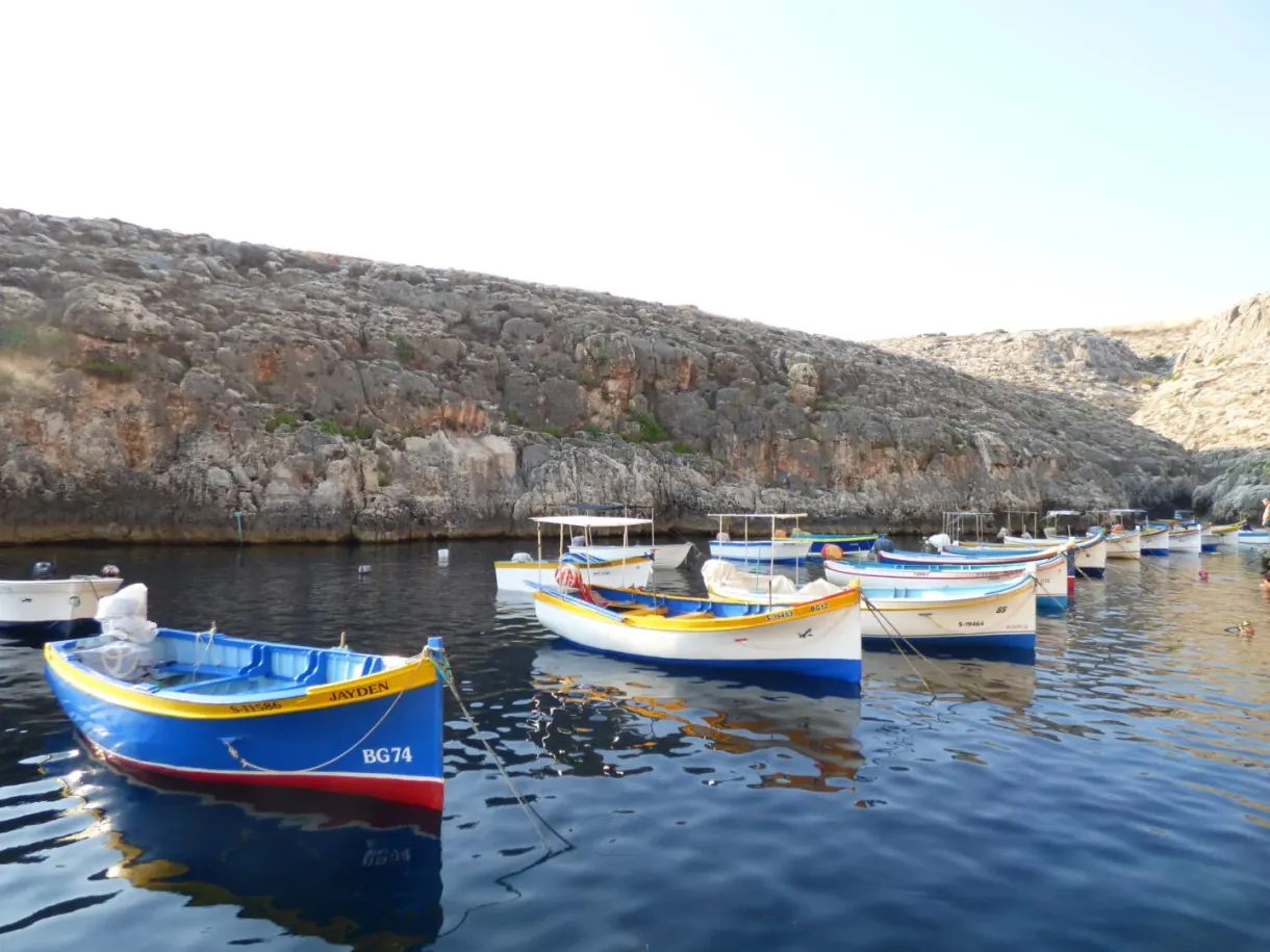 Barques colorées amarrées au pied de la falaise