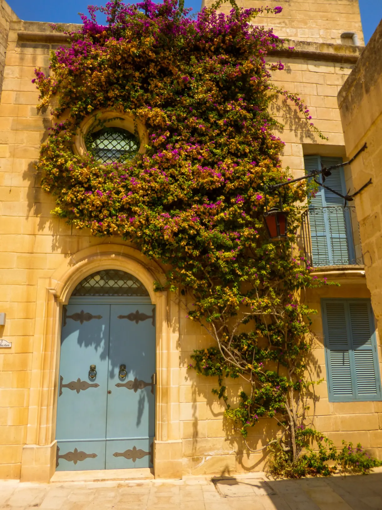 Rampe pavée montant vers la porte fortifiée de Mdina
