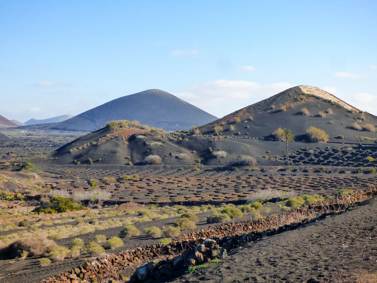 Titre Le centre de Lanzarote sur un paysage de cônes volcaniques