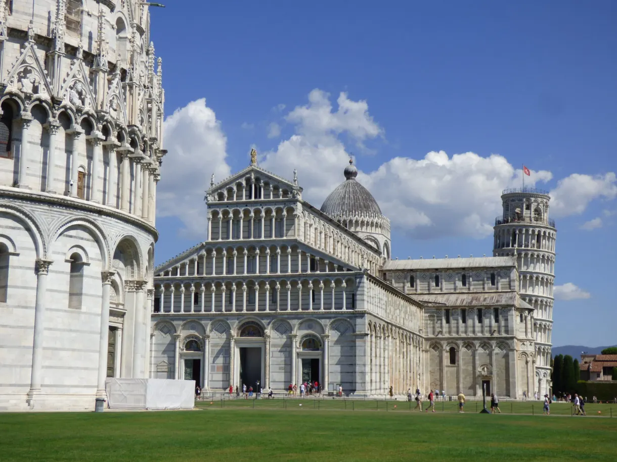Baptistery, cathedral and leaning tower together in the frame