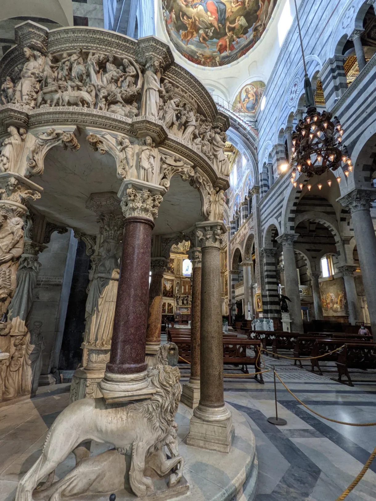 Carved pulpit borne by marble columns and lions