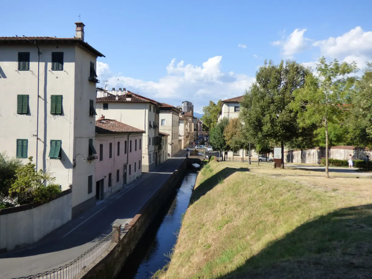 Narrow canal running along the houses at the foot of the ramparts