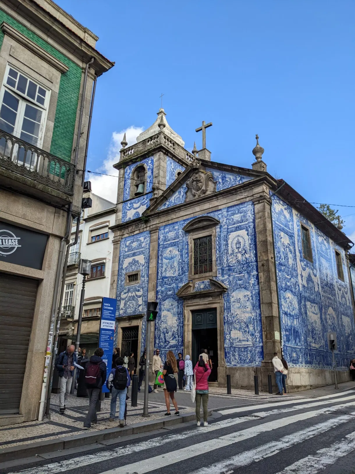 Chapelle habillée d'azulejos à l'angle d'une rue passante