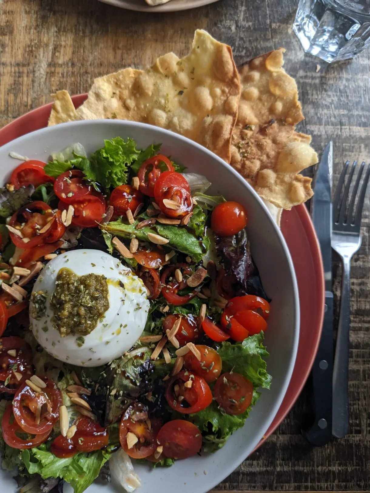 Burrata au pesto et tomates cerises dans un saladier