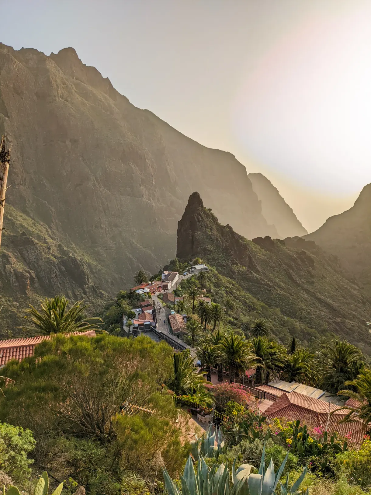 Village accroché aux montagnes verdoyantes, titre Tenerife