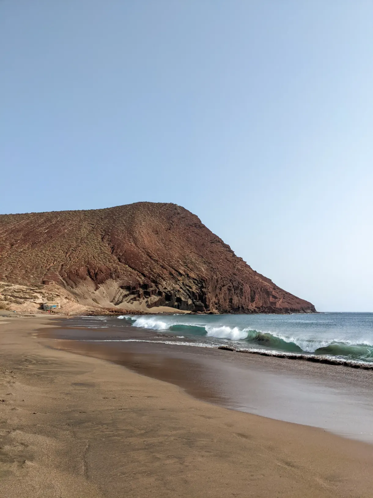 Falaise ocre plongeant dans une mer écumante, titre ouest et sud de Tenerife