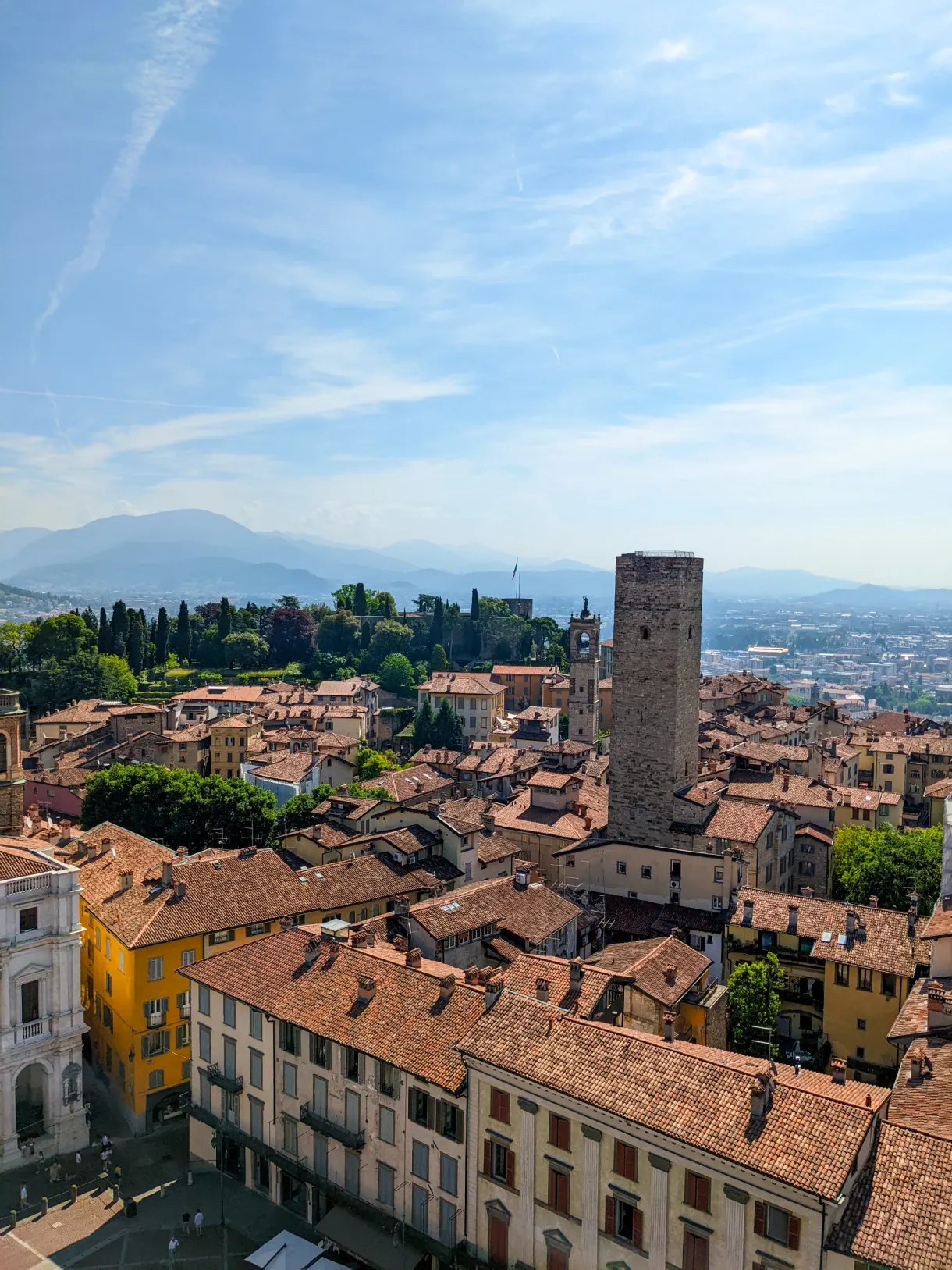 Title banner Bergamo above the ramparts and the valley