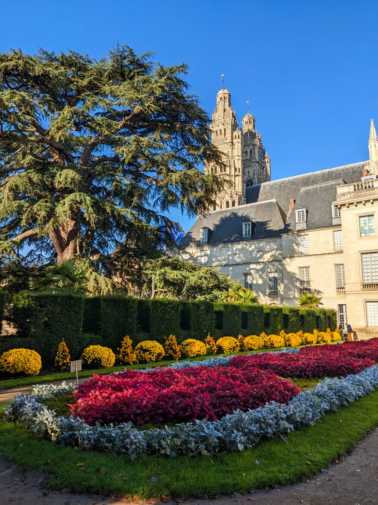 Title Tours in front of the cathedral and the flower beds of the garden
