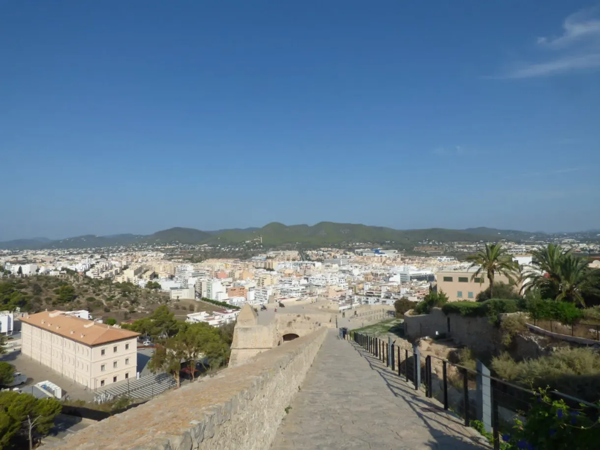 Rampart walk overlooking the white rooftops