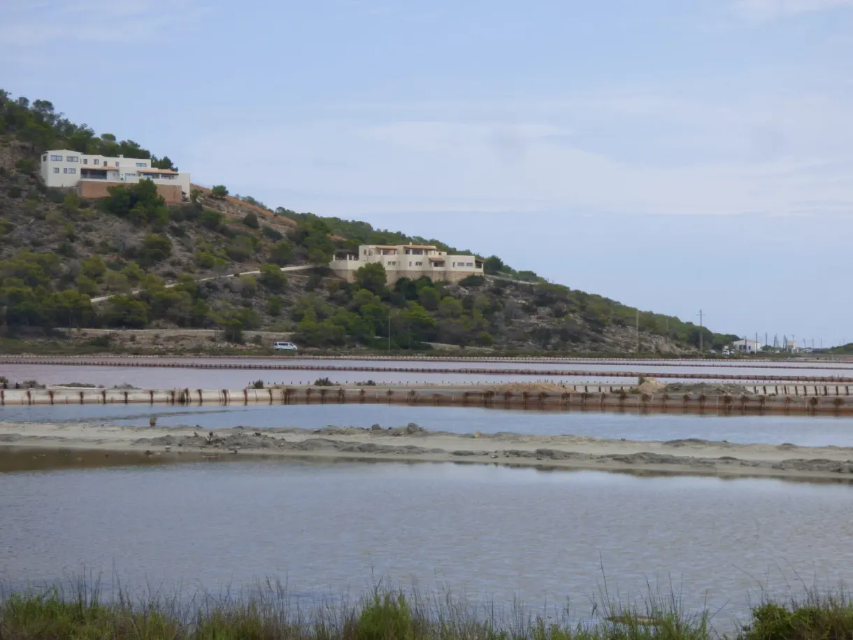 Flat expanse of the salt flats facing the white houses