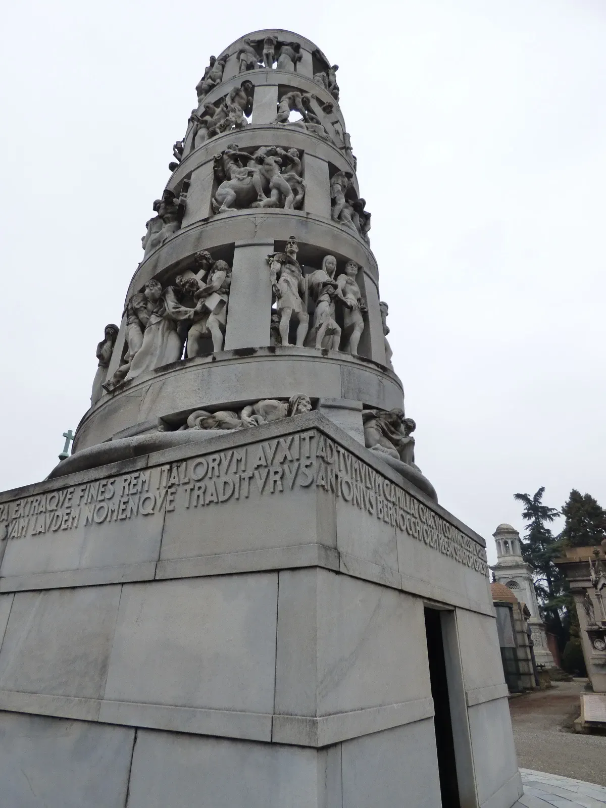 Monument funéraire en spirale sculptée de personnages