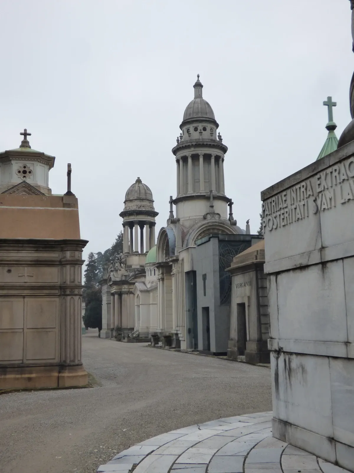 Allée bordée de chapelles et de mausolées de pierre claire